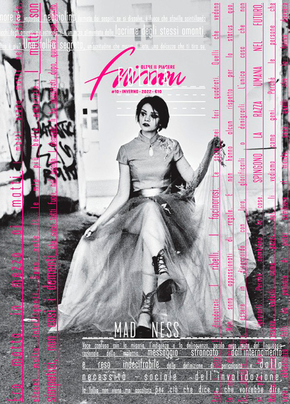 copertina di frisson 10 dedicata alla follia, mostra una ragazza vestita da principessa con trucco sbavato in una location in una urbana decadente