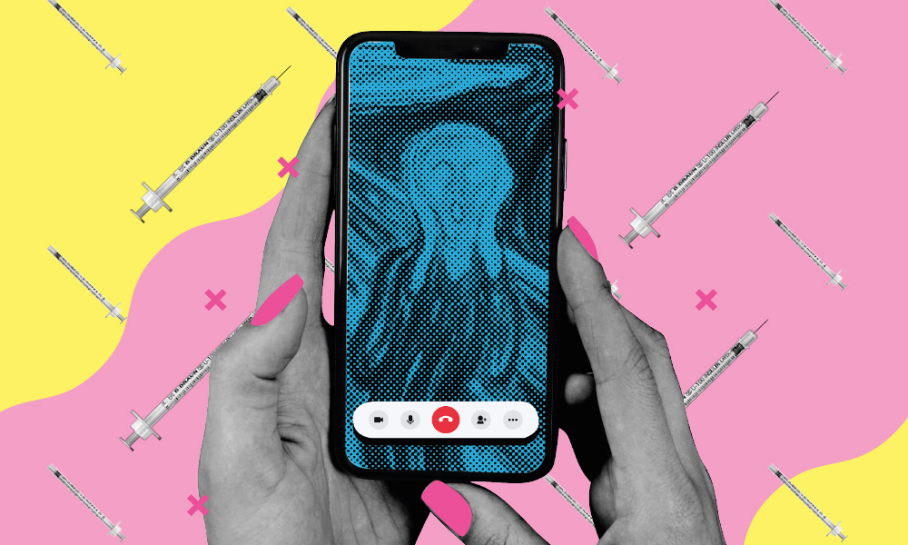 Collage con smartphone tenuto da una mano con unghie lunghe, lo schermo mostra elaborazione dell'urlo di munch. sullo sfondo siringhe di ritocco