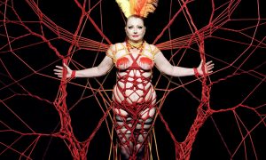 morgana muses in una posa stile kinbaku appena con una ragnatela di corde rosse