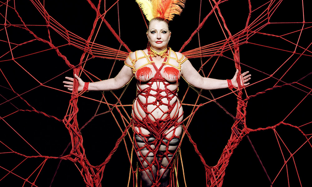 morgana muses in una posa stile kinbaku appena con una ragnatela di corde rosse