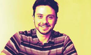 foto a mezzo busto di Jason van Heesewijk, virata in giallo e viola