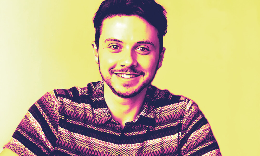 foto a mezzo busto di Jason van Heesewijk, virata in giallo e viola