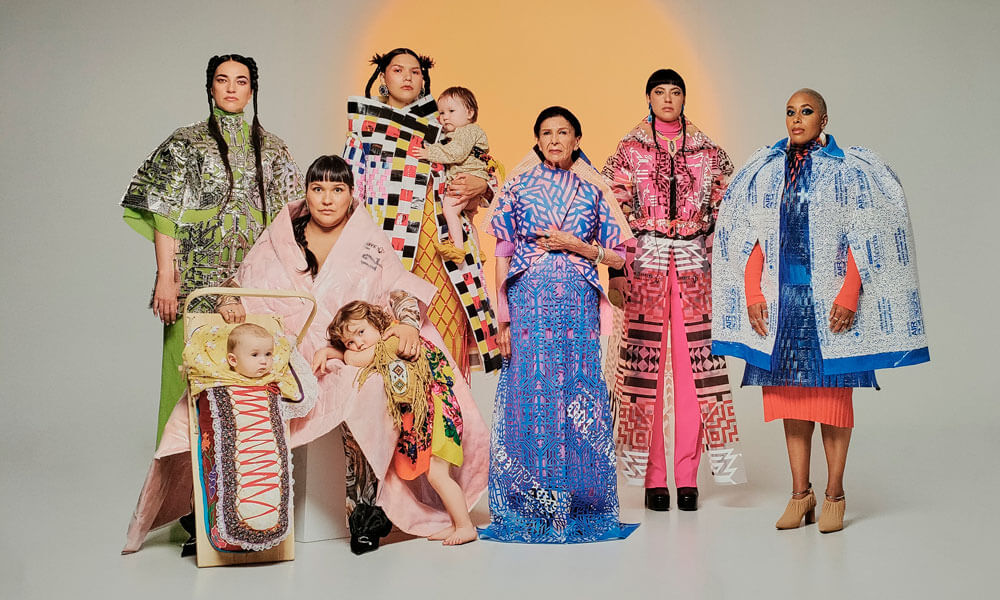 gruppo di persone ai vestiti colorati, rencontres d'arles 2025